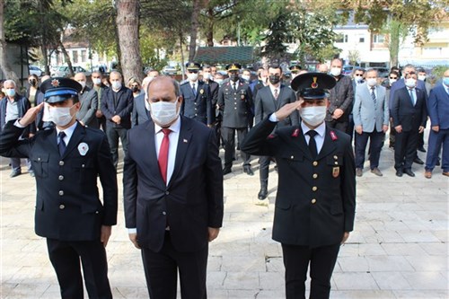 İlçemiz de 29 Ekim Cumhuriyet Bayramı Çelenk Sunumu Yapıldı.